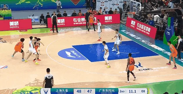 洛夫顿过顶绕球过掉防守，再空中拉杆折叠上篮打成2+1